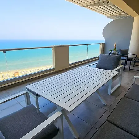 Beachfront Seaview Lux Penthouse ラルナカ