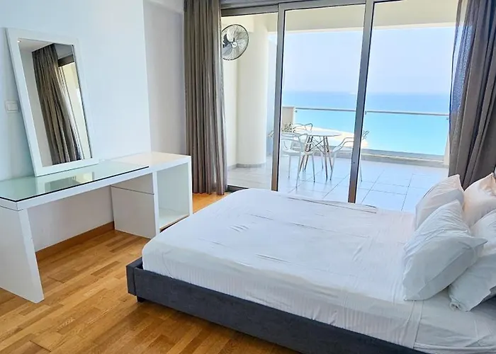 Beachfront Seaview Lux Penthouse アパート ラルナカ