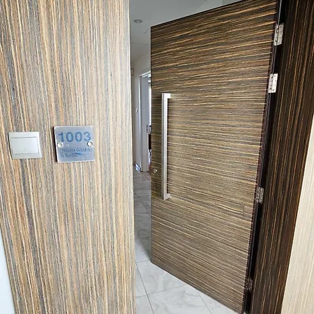 Beachfront Seaview Lux Penthouse Lárnaca