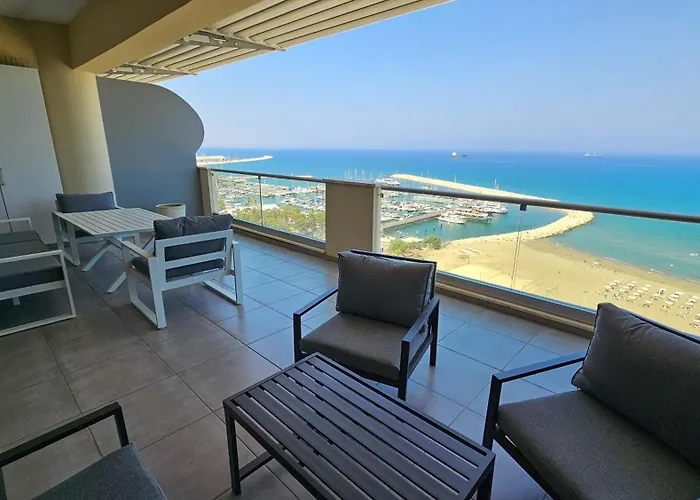 Beachfront Seaview Lux Penthouse * Lárnaca