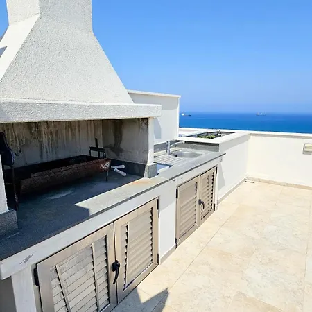 Beachfront Seaview Lux Penthouse 라르나카
