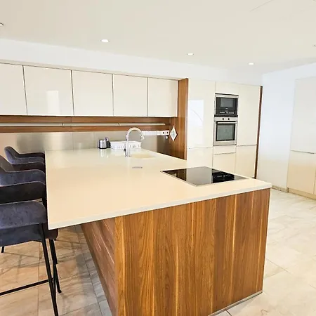 Beachfront Seaview Lux Penthouse * 라르나카